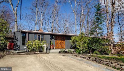 Aufruf an alle Mid-Century Modern-Enthusiasten! Dieses 2.414 m² große Haus wird mit Sicherheit beeindrucken - durchdacht erweitert, um moderne Annehmlichkeiten und zusätzlichen Wohnraum zu bieten und gleichzeitig die architektonische Integrität und o...