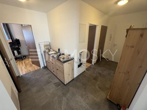 El balcón orientado al suroeste también se puede utilizar bien por la noche. Habitaciones inundadas de luz, materiales de alta calidad, un ingenioso diseño de las habitaciones y un balcón soleado son solo algunos de los aspectos más destacados de est...
