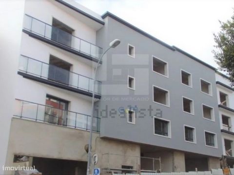 Loja com 99,15m2 com garagem box 112,30m2 Está dividida em: Loja com 99,15m2 Garagem com 112,30m2 Casas de banho: 3 O imóvel está preparado com extração de fumo e poderá ser utilizado para diversos tipos de comércio. A loja está posicionada na esquin...