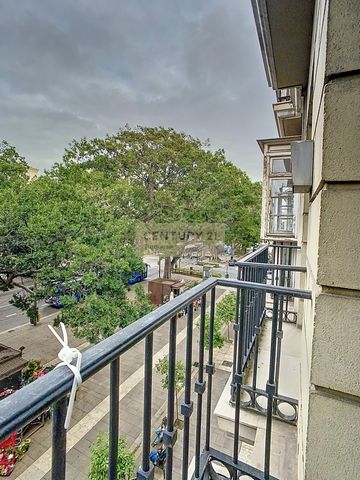 Importante propiedad a la venta para uso comercial, de oficina o vivienda. Esta propiedad está situada en una tercer planta por ascensor, en un edificio construido en el año 1979. Posee un luminoso salón cuyas amplias ventanas nos brindan vistas a la...