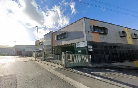 ¿Piensas en invertir en una oficina para tu negocio? ¡Hazlo realidad con nosotros! Ponemos a tu disposición la magnífica oportunidad de adquirir en propiedad esta oficina a reformar a pie de calle en edificio de oficinas con ascensor para convertirlo...
