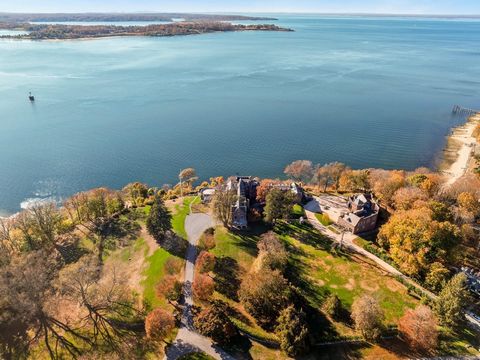 Bem-vindo ao 31 Fort Hill Drive, uma propriedade histórica situada no topo de 10 acres privados no prestigioso enclave de Lloyd Harbor. Situado em duas parcelas com 1.800 pés de praia privada e uma doca de águas profundas, este extraordinário complex...
