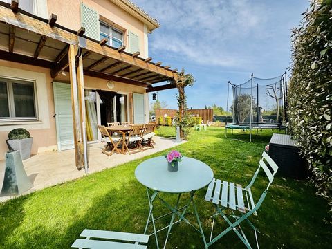 Located in a private, secure and highly sought-after residence in Le Muy, in the immediate vicinity of amenities, discover this charming semi-detached house of about 60 m2, offering a pleasant and functional living environment. On the garden level, y...
