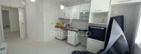 Vendido após obras de remodelação. Apartamento de 5 assoalhadas localizado no Forte da Casa, próximo do centro da localidade, num cave que fica ao nível de um Rés-do-Chão, em prédio sem elevador, condomínio organizado e boa vizinhança. Este imóvel co...