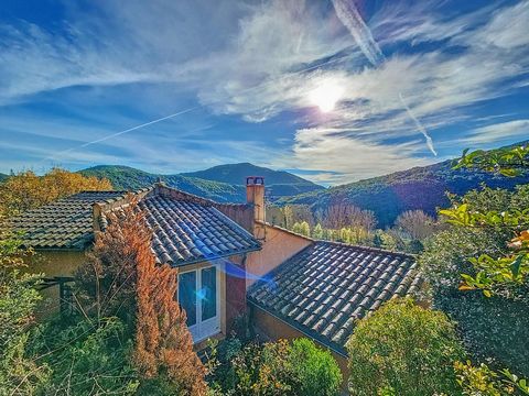 Superbe villa nichée sur les hauteurs à la vue dominante