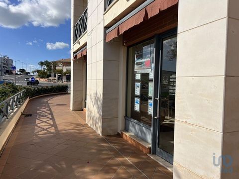 Loja ampla renovada para Venda – Corcovada - Areias de São João, Albufeira Oportunidade imperdível para investir no coração de Albufeira! Esta espaçosa loja com 65 m², situada numa das principais zonas das Areias de São João, destaca-se pela sua exce...