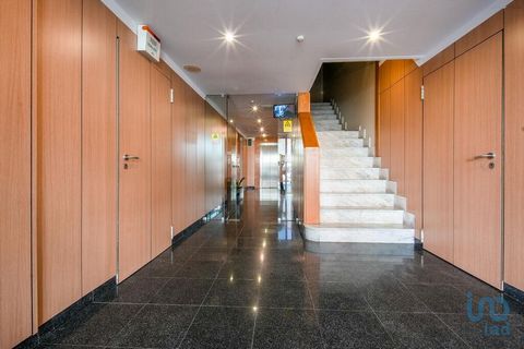 Penthouse com Vista Mar em Paço de Arcos Descubra esta fantástica penthouse em Paço de Arcos, um imóvel único que combina conforto, elegância e uma vista deslumbrante sobre o mar. Com uma área bruta privativa de 169 m² e 146 m² de área dependente, of...