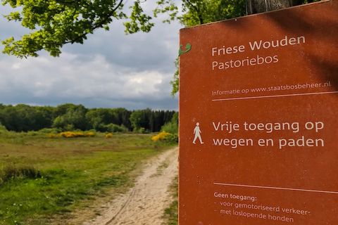 Peaceful Countryside Escape for Two Tucked away in the serene green fields of Noordwolde, this charming one-bedroom apartment is the perfect romantic retreat for couples seeking relaxation and simplicity. With sweeping rural views and the peaceful so...