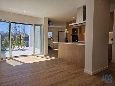Charmosa moradia T3 com jardim, totalmente remodelada, em zona residencial de São Domingos de Rana, Cascais. A remodelação foi feita com materiais de alto nível, bom gosto e atenção aos detalhes. Paisagismo cuidadosamente planejado para proporcionar ...
