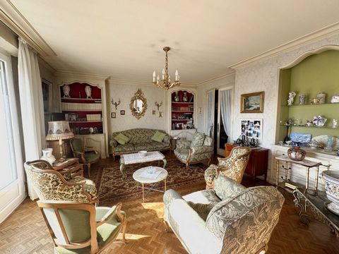 Très bel appartement de 116,51 m2 Carrez situé en hyper centre de Montluçon, au 3? étage avec ascenseur d’une copropriété de 1948. Il dispose de 3 chambres, d’un balcon de 8 m2, d’une cave et d’un stationnement privatif. Nous sommes syndic de l'immeu...