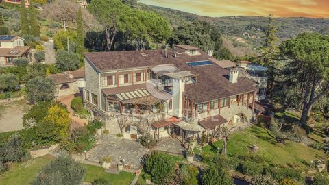Located on the first floor of the villa, this property extends over approximately 168 square meters of gross saleable area, with access via a ramp of stairs from the condominium entrance. The interiors are designed harmoniously; the entrance opens in...