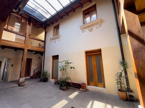 Investeer in de geschiedenis! Erfgoedhuis in het hart van het historische centrum van Quito - ideaal voor toeristisch project Prijs: $ 339,000 USD Plaats: San Juan, historisch centrum van Quito, Ecuador Ontdek dit architecturale juweeltje van 436 m²,...