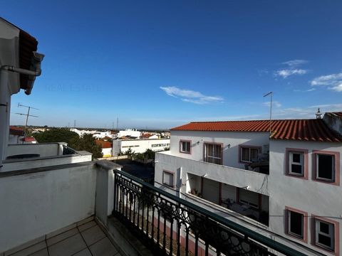 We present this fantastic 2 bedroom flat (formerly a T1), renovated, with kitchen and living room in Open Space, creating a fluid and functional environment. The property has 2 large bedrooms, one of them with a west-facing balcony, a fully equipped ...
