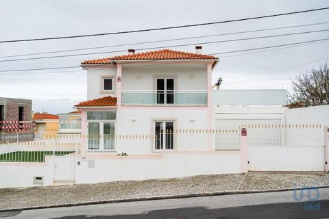 Encantadora moradia de 3 quartos com piscina e vistas deslumbrantes sobre a baía – disponível para arrendamento longa duração! Situada no coração de Salir do Porto, esta moradia de dois andares com um design bonito oferece a combinação perfeita entre...