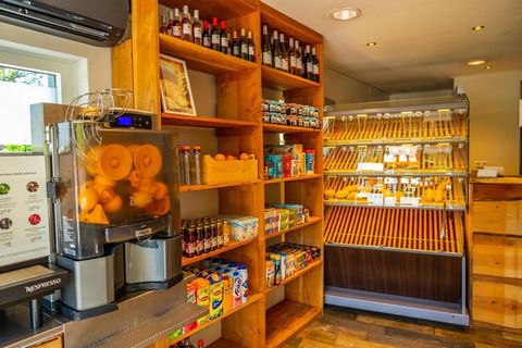 Op het in 2018 geopende Resort De Wije Werelt, staan verschillende types, vrijstaande vakantieverblijven. Zo is er een leuk chalet met overdekt terras (NL-6731-18). In dit chalet heeft u de beschikking over een woonkamer met TV en een open keuken met...
