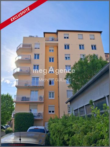 Located in Villefranche-sur-Saône (69400), close to the town center, the train station, and all shops, this apartment boasts an ideal location in a sought-after neighborhood offering a pleasant living environment. The secure residence is surrounded b...