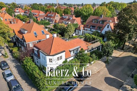 Deze unieke stadsvilla combineert de tijdloze charme van jaren '30 architectuur met de luxe en duurzaamheid van modern wonen. Gelegen in het prestigieuze Villapark, een beschermd stadsgezicht en een van de meest geliefde vooroorlogse wijken van Eindh...