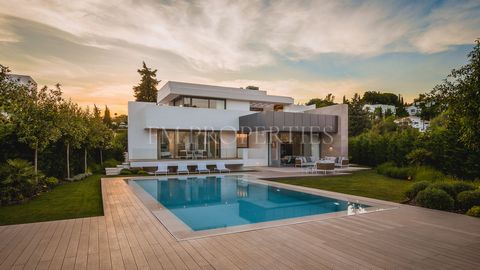 Presentamos esta villa de la colección King’s Hills, villas de lujo en la consolidada zona residencial de El Paraíso, en la Nueva Milla de Oro. Situada entre San Pedro y Estepona, a 10 minutos en coche del famoso Puerto Banús y del casco antiguo de M...