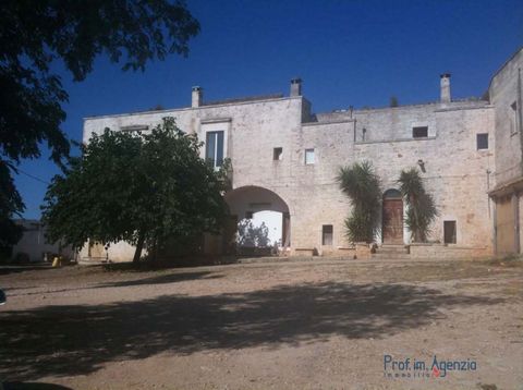 Interesting manor farm in Ceglie Messapica composed of an ancient structure in stone dates of XVI century, and made of two levels; at the ground floor there are large rooms, used as stalls, storage rooms of grain, and a laboratory, and a room used as...