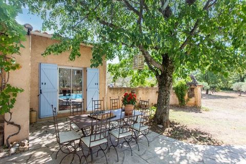 This traditional Provence style villa for 6 guests in Var is a perfect fusion of charming interiors and stunning outdoors, making for a rejuvenating vacation. With 3 bedrooms, a private swimming pool, and a private garden, this villa are ideal for fa...