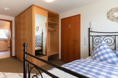 Ce petit appartement confortable se trouve au premier étage d'une maison bien entretenue à Weissenbrunn, une commune de Haute-Franconie. La répartition ouverte de ses pièces, la légère inclination du plafond et sa cheminée décorative confèrent à cet ...