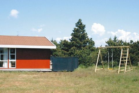 Casa familiare ben tenuta, isolata su un terreno naturale completamente recintato. La casa è luminosa e arredata con gusto con un ampio terrazzo parzialmente schermato. Bagno del 2002. Non affittabile a gruppi di giovani.