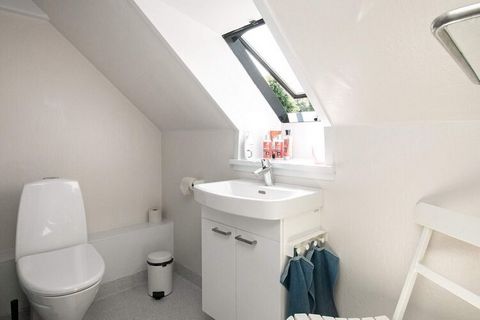 Im hübschen Städtchen Ærøskøbing finden Sie dieses geräumige, einzigartige Ferienhaus, das laufend renoviert wird und sich hell und geschmackvoll eingerichtet präsentiert. Im Haus stehen fünf Schlafzimmer, ein Badezimmer mit Dusche sowie zwei Gästeto...