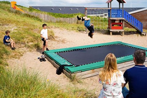 Feriecenter Søndervig & # 8212; morze możliwości dla całej rodziny Plaże i wydmy jak okiem sięgnąć. LEGOLAND, Givskud Zoo i wiele innych są w pobliżu. Ośrodek dysponuje własnym subtropikalnym parkiem wodnym, basenem dla dzieci, wanną z hydromasażem i...