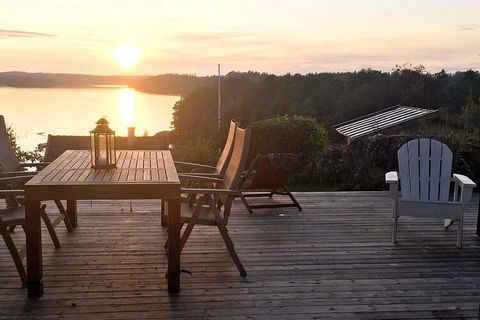 With stunning views of Öresjö, you will reside beautifully in a quiet environment. The large terrace offers you the best view of the lake that glitters below and here stands a beautiful jaccuzzi for the first bath of the morning. The house is charmin...