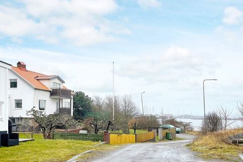 Welcome to the island of Öckerö, which is one of the West Coast's most beautiful islands in Gothenburg's fine archipelago. Here right next to the sea is this fine white house. The house is located in a pleasant and peaceful residential area with the ...