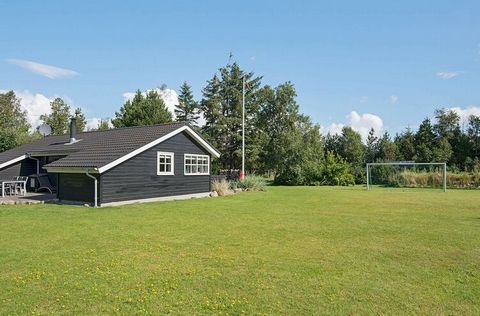 Gepflegtes Ferienhaus nur etwa 100 m von kinderfreundlichem Badestrand, Kaufmann und Spielplatz entfernt gelegen. Das Haus verfügt über drei gute Schlafzimmer, ein Bad mit angenehmer Fußbodenheizung sowie einen Küchen-Wohnbereich mit hohen Decken und...