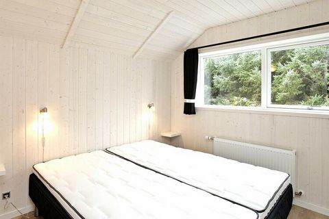 Dieses geräumige, individuell gestaltete Ferienhaus mit Whirlpool und Aktivitätsraum liegt auf einem ungestörten Naturgrundstück, nicht weit von Strand, Wald und Einkaufsmöglichkeiten. Die offene Küche und das große Wohnzimmer bieten viel Platz zum g...