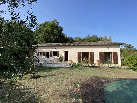 Only 15 mins from Gaillac, charming old farmhouse completely renovated with taste, it offers 165m2 on one level, a separate fitted kitchen of 25m2 opening onto a terrace overlooking the forest and the countryside, adjoining back kitchen of 12m2, a la...
