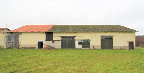 Pretty property made up of a set of buildings of 781m² of usable area as well as two pieces of water of around 2000m² and several plots of land with a total area of just over 3 hectares. All the buildings consist of 4 adjoining barns in excellent con...