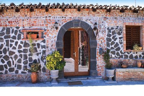 Cute, rustic house from the year 800, of course completely renovated - to the new standard in 2010. You live on the ground floor in authentic Sicilian style, with a cozy interior and a real feel-good atmosphere. The 1,000 square meter and fully fence...