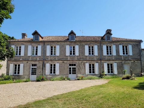 Very beautiful manor house, renovated by the owners, offering about 350 m² of living space, outbuildings, swimming pool, all on a plot of about 1.9 Ha, located a few minutes from Beauville, Lot et Garonne. This beautiful stone house has a large entra...