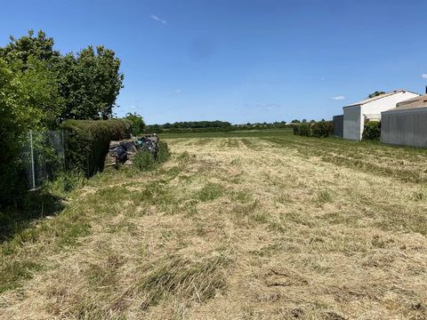 A building plot of about 1600m² in a hamlet with shops within walking distance. Electricity and water are on site, they just need to be connected. The plot is large enough to build two houses on it.