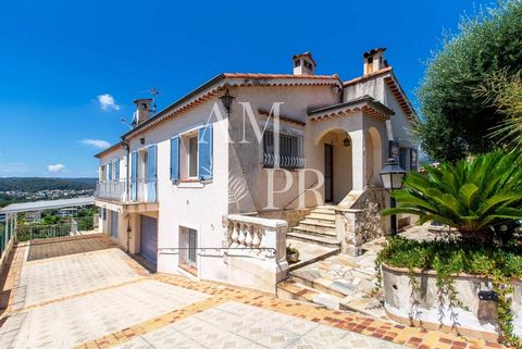 In a quiet, leafy residential environment, attractive 350 m² family villa (including 181 m² Loi Carrez), on three levels, with a lovely 1311 m² plot. To be refurbished to your taste, it currently offers an entrance hall, large living room and indepen...