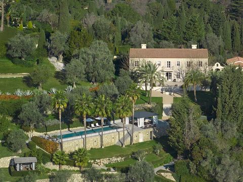 Exclusivity: Near the sought-after village of Mougins, you can discover this magnificent and exclusive property - a main villa with guest house - located in the heart of a landscaped plot of approximately 5.5 hectares. The property offers an exceptio...