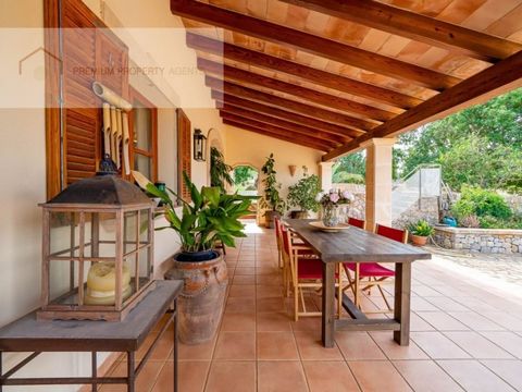 Finca of 25 hectares with sea views and a rustic house, surrounded by plantations of almond, carob, fig and olive trees. The property has a house of 370 m2, distributed in 4 bedrooms, 3 bathrooms and 3 terraces. There is the possibility of building t...