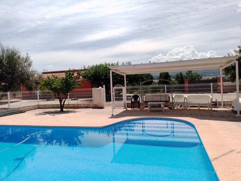 Villa for sale in Ontinyent Very close to the urban area Good views Construction of a plant with pergola and spacious upper terrace Dining room with fireplace Kitchen with smooth lightcolored furniture marble bench and exit to the outside Bathroom wi...