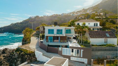 Magnificent 3 bedroom villa in Seixal with a modern and elegant design, this property offers all the comfort and luxury you are looking for in a house. The villa has 3 floors, being possible to circulate in it by the staircase of the house or by an e...