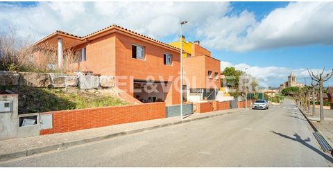 Magnificent new-build single-family house in Aiguaviva This magnificent new-build single-family house is located in the charming urbanization of the old town of Aiguaviva, just a few meters walk from all services and 9 kilometers from the capital, Gi...