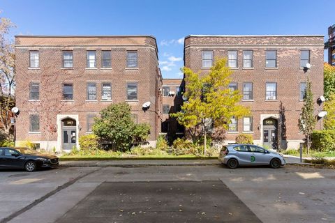 Magnificent property consisting of 2 buildings, excellent location in Côte-des-Neiges/Notre-Dame-de-Grâce, near the Loyola campus. 10 X 4 ½ and 20 X 3 ½ always well maintained over the years. Large guillotine style windows and beautiful light. 24 out...