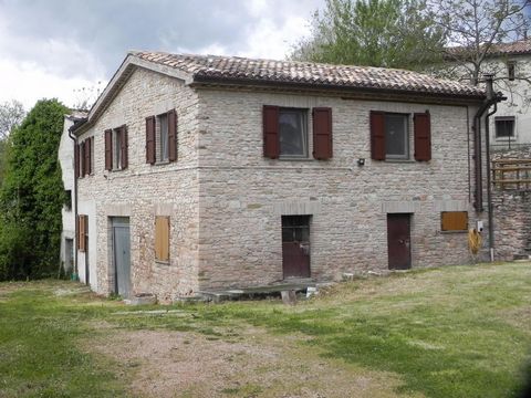 Jeśli szukasz domu we Włoszech, spójrz na ten idealny dom wiejski w każdym szczególe, który znajduje się w pięknych i zielonych dolinach Arcevia, Ancona, Marche. Region Marche jest prawdziwym ukrytym skarbem Włoch. Kiedy widzisz dom, od razu zakochuj...