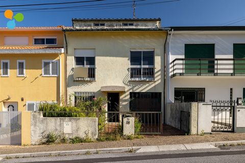 Villa met 4 slaapkamers, gelegen in het gebied van Pedra Verde, in São Mamede Infesta, met 2 fronten, een patio van ongeveer 30 m2 aan de voorkant en een tuin met ongeveer 90 m2 aan de achterkant, terras en bijgebouwen. Verdeeld over twee verdiepinge...