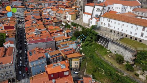 Bâtiment vacant à récupérer à Ribeira, dans le quartier de l’ARU, dans le centre historique de Porto , à proximité du marché Ferreira Borges et du palais de la Bourse. Ce bâtiment, d’une surface brute de construction de 286 m2 et de 84 m2 de surface ...