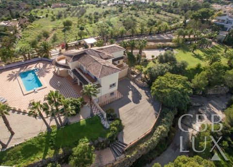 • FANTASTIC MANSION WITH A BEAUTIFUL PARK [LUX] Fantastic mansion of 1000 m2 near Alfaz del Pi. This property has 8 bedrooms, 6 bathrooms, a living room, library, large living room, dining room and very practical and new kitchen. Underfloor heating a...