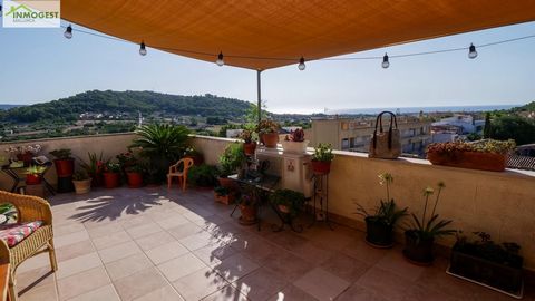 We present you in EXCLUSIVE this spectacular duplex with sea and mountain views in Son Servera. This house is located on the second floor without elevator and consists of two floors with a total of 182 m2 built and 60 meters of terrace in 360 that pr...