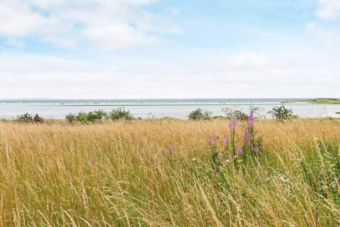 Well located cottage with whirlpool and sauna close to the Kattegat and the entrance of the Molsfærgen. The house is only separated from the water by the garden and the road. The kitchen is in open connection with the living room, so here you can coo...